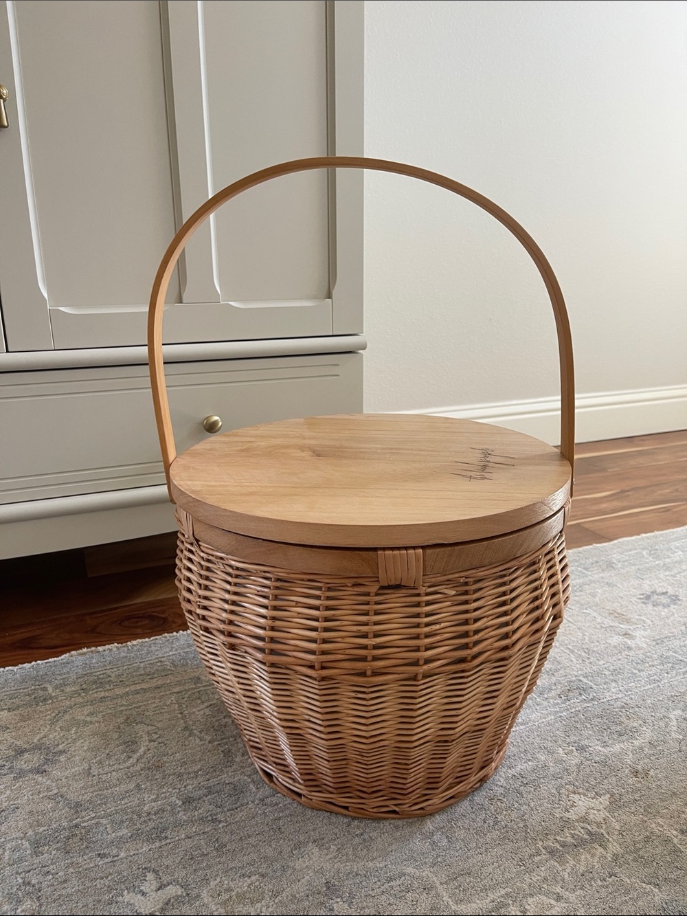 The beach people Rattan Basket with Wood Lid and Handle - Natural